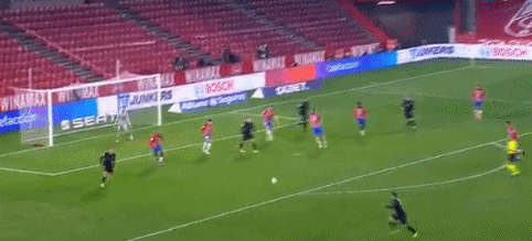 图文-韩国女星亮相体育赛场 美腿修长笑容甜美